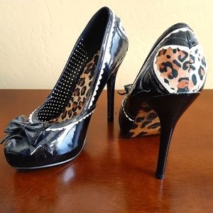 GUC Bettie Page black patent platform heels with animal prt & bow details. Sz: 8